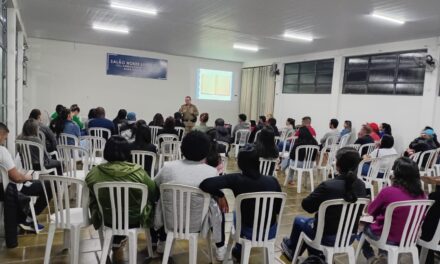 Polícia Militar realiza palestra sobre valores familiares para pais da APROMID no Lions Clube de Formiga