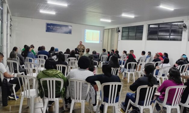 Polícia Militar realiza palestra sobre valores familiares para pais da APROMID no Lions Clube de Formiga