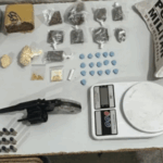 Mulher é presa por tráfico e arma é apreendida em operação da PM em Montes Claro