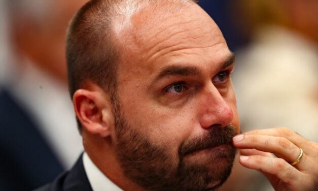 Cresce pressão entre deputados pela cassação de Eduardo Bolsonaro
