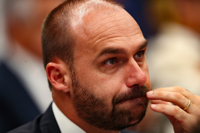 Cresce pressão entre deputados pela cassação de Eduardo Bolsonaro