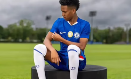 Chelsea anuncia Estêvão como novo reforço com contrato até 2033