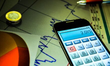 Inflação recua nas projeções, mas continua acima da meta do Banco Central