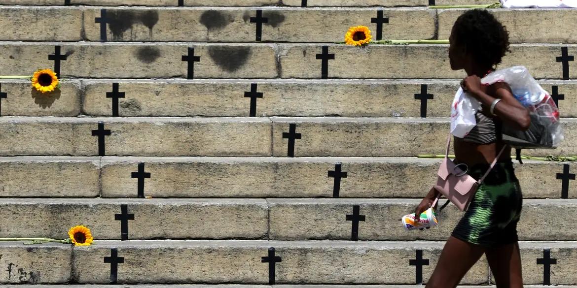 Feminicídios com arma de fogo crescem 45% no Brasil em 2025