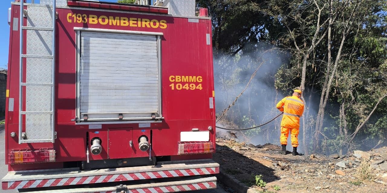 Corpo de Bombeiros combate fogo em vegetação no bairro Geraldo Veloso, em Formiga