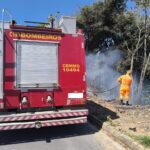 Corpo de Bombeiros combate fogo em vegetação no bairro Geraldo Veloso, em Formiga