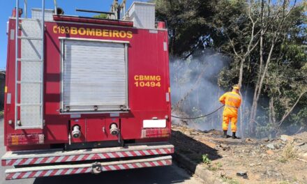 Corpo de Bombeiros combate fogo em vegetação no bairro Geraldo Veloso, em Formiga