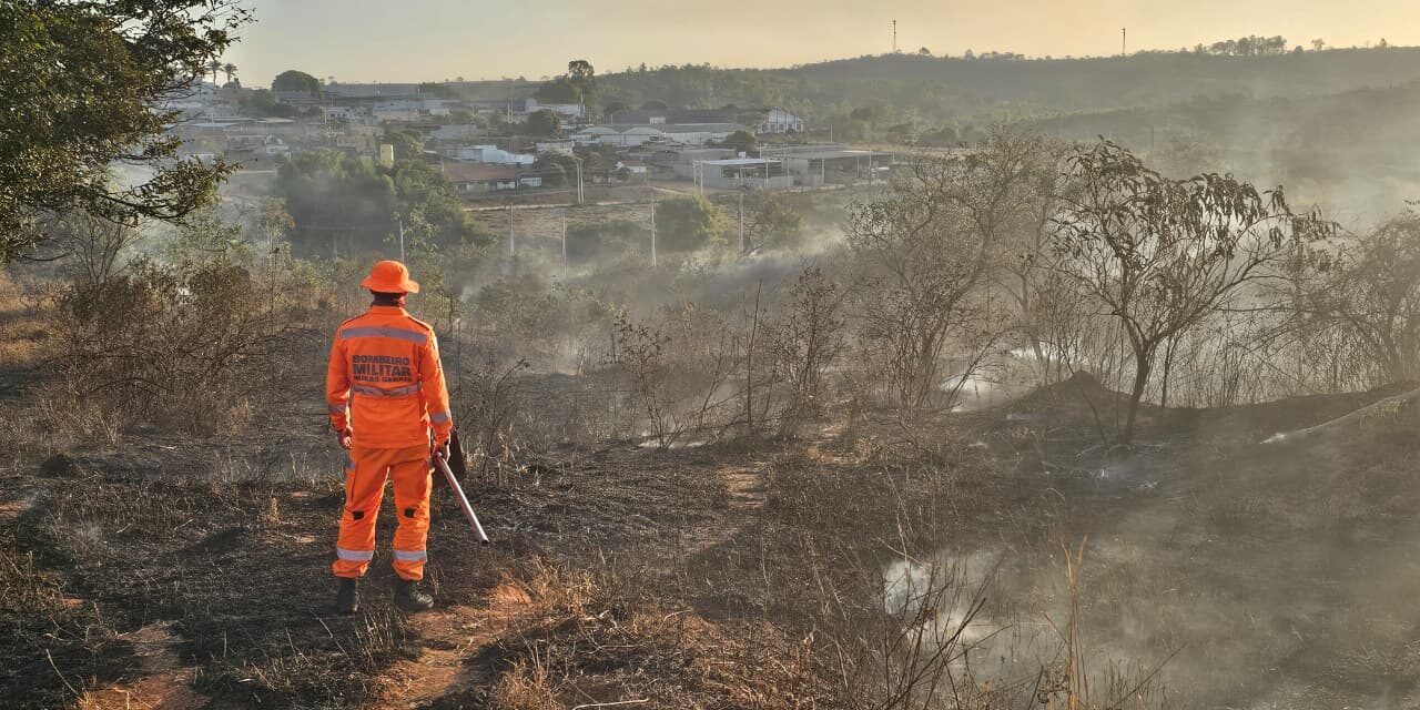 Área de cerrado pega fogo no bairro Maringá, em Formiga