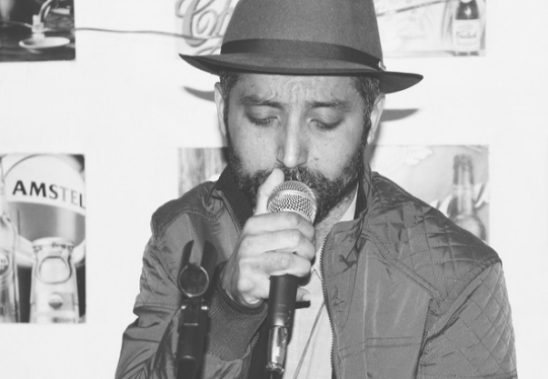 Compositor formiguense lança novos singles nas plataformas digitais com letras que cruzam música, psicologia e território