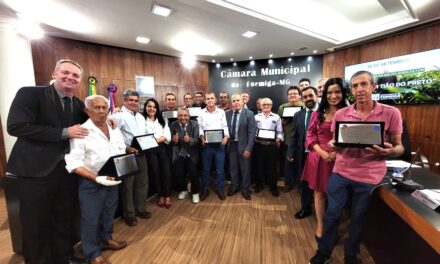 Câmara de Formiga homenageia agricultores com honraria “Vereador Tião do Preto”