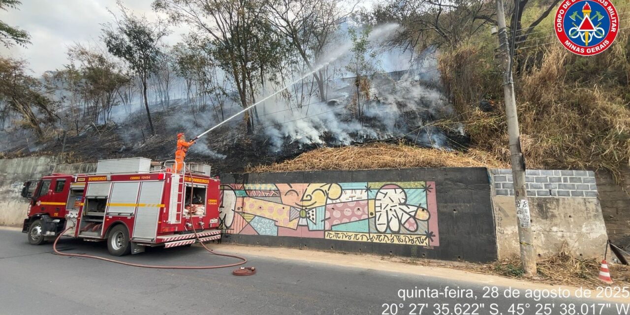 Corpo de Bombeiros combate incêndio às margens da Avenida José Arantes, em Formiga