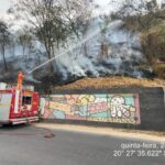 Corpo de Bombeiros combate incêndio às margens da Avenida José Arantes, em Formiga