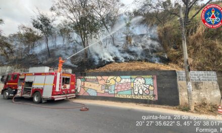 Corpo de Bombeiros combate incêndio às margens da Avenida José Arantes, em Formiga