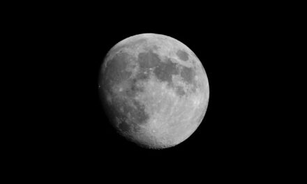 Fenômeno da “Lua Negra” acontece nesta sexta-feira e reacende teorias apocalípticas
