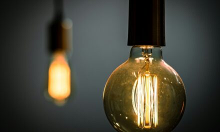 Conta de luz ficará mais cara em agosto devido à bandeira vermelha; especialista dá dicas para economizar
