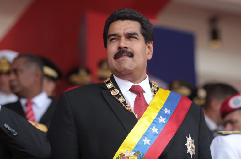 Maduro condena envio de navios de guerra dos EUA e diz que Venezuela não cederá a pressões