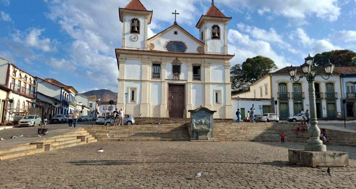 Mariana proíbe população de alimentar pombos em locais públicos para conter riscos à saúde