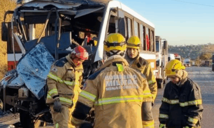 Colisão entre micro-ônibus e carreta mobiliza bombeiros na BR-040