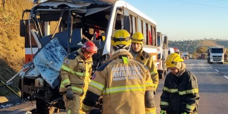 Colisão entre micro-ônibus e carreta mobiliza bombeiros na BR-040