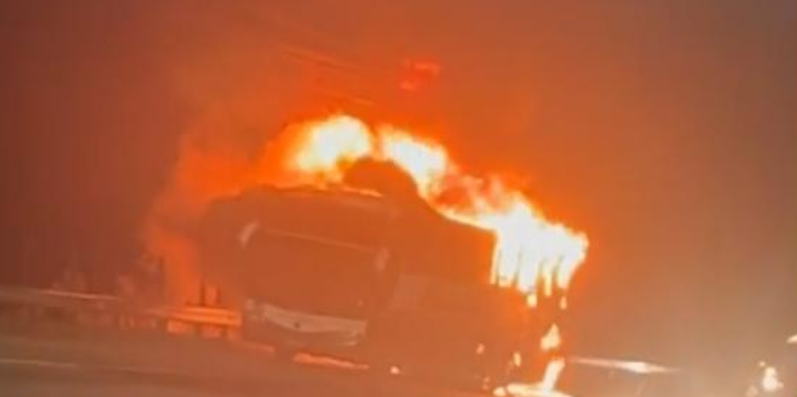 Ônibus com torcedores do Cruzeiro pega fogo na BR-040 em Nova Lima; não há feridos