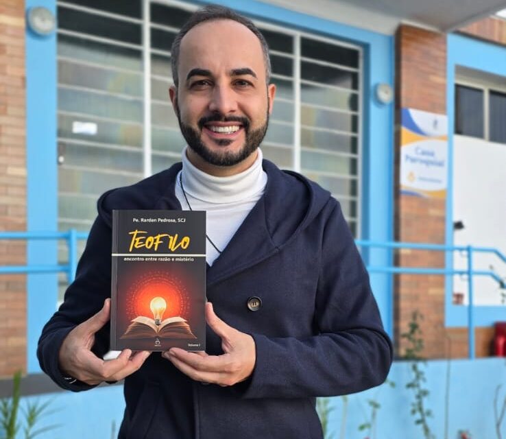 Padre formiguense publica quarto livro