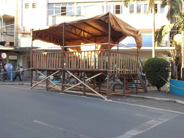 Montagem de palanque para desfile de 7 de setembro altera trânsito em Formiga