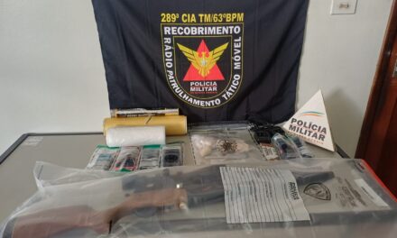 Polícia Militar prende cinco suspeitos e apreende drogas e armas durante operação