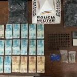 Suspeito de tráfico é preso com mais de R$18 mil e drogas em Pará de Minas