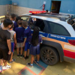 Alunos da rede municipal prestam homenagem à PM de Tapiraí pelo Dia do Soldado