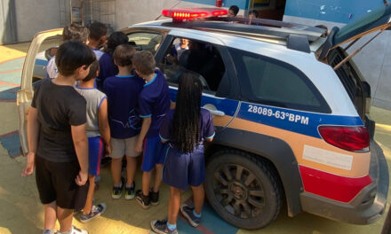 Alunos da rede municipal prestam homenagem à PM de Tapiraí pelo Dia do Soldado