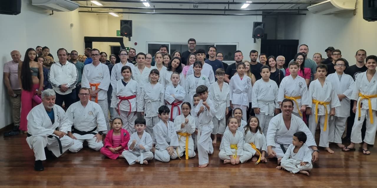 Alunos do Instituto Tatame do Bem participam de graduação de faixas de karatê em Formiga