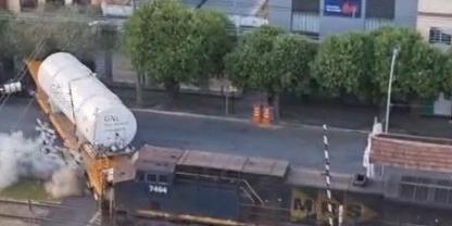 Trem atinge caminhão de gás em passagem de nível próxima à divisa entre Rio e Minas