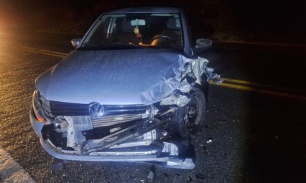 Colisão entre dois gol na MG-050, em Pedra do Indaiá, deixa duas vítimas feridas