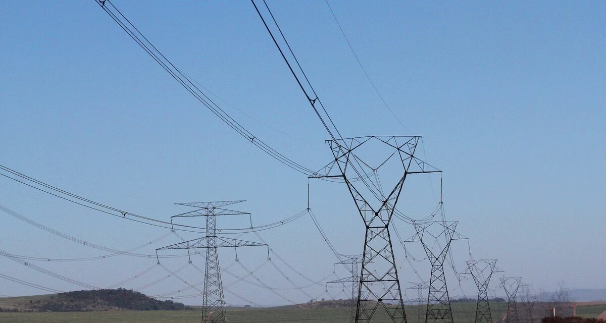 Produção solar em alta gera alerta de apagão no Brasil, aponta Aneel