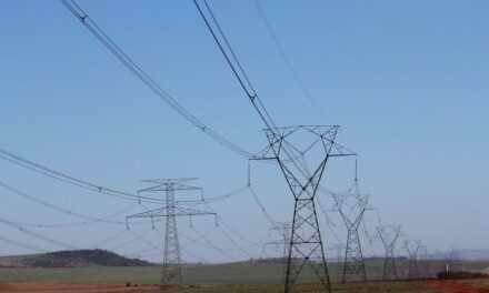 Produção solar em alta gera alerta de apagão no Brasil, aponta Aneel