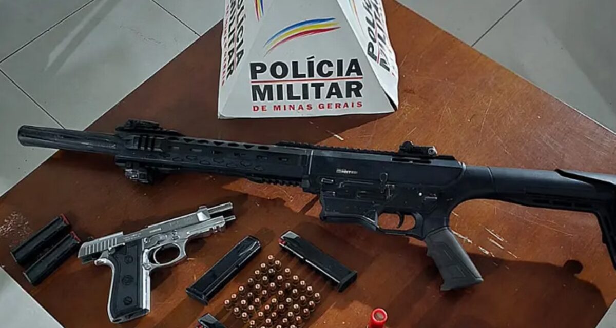 Homem embriagado é preso após exibir armas em via pública em Minas