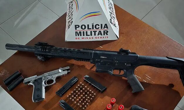 Homem embriagado é preso após exibir armas em via pública em Minas