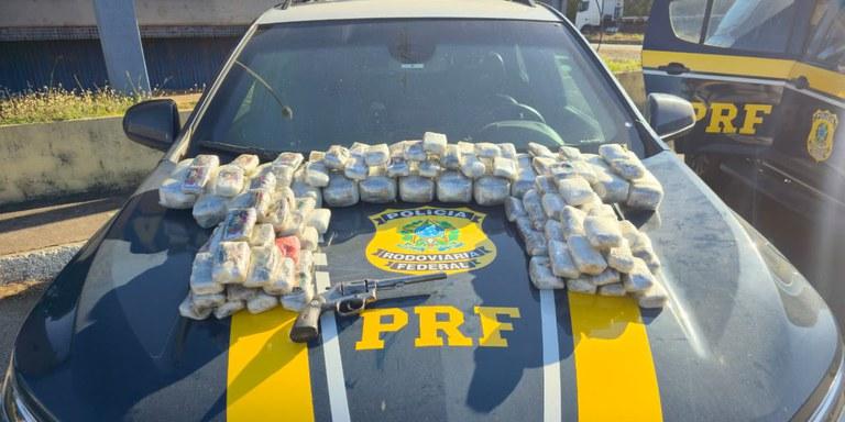 PRF apreende 23 kg de haxixe e arma de fogo em abordagem na BR-262, em Juatuba