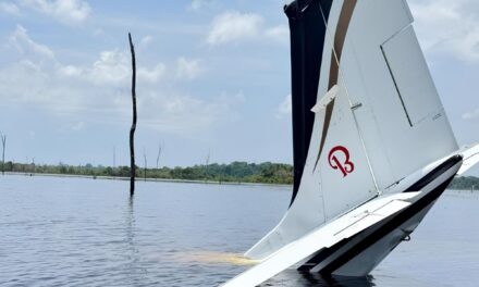 FAB intercepta avião venezuelano com drogas na Amazônia; piloto lança aeronave em represa