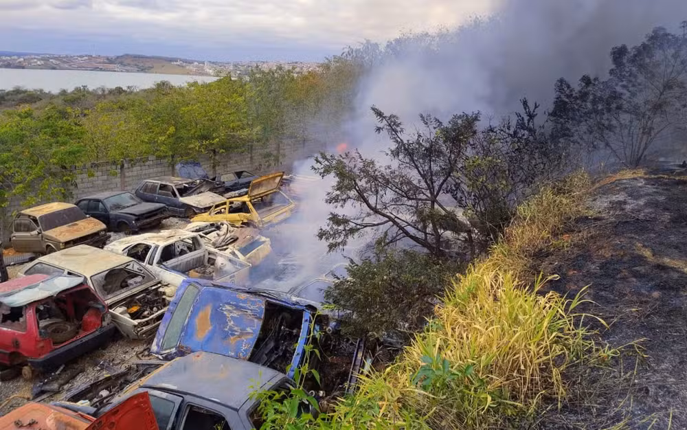 Incêndio consome pátio do Detran e destrói mais de 100 veículos em Boa Esperança