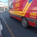 Mulher é socorrida após queda de motocicleta no Centro de Formiga