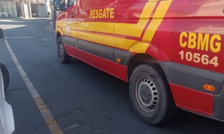 Mulher é socorrida após queda de motocicleta no Centro de Formiga