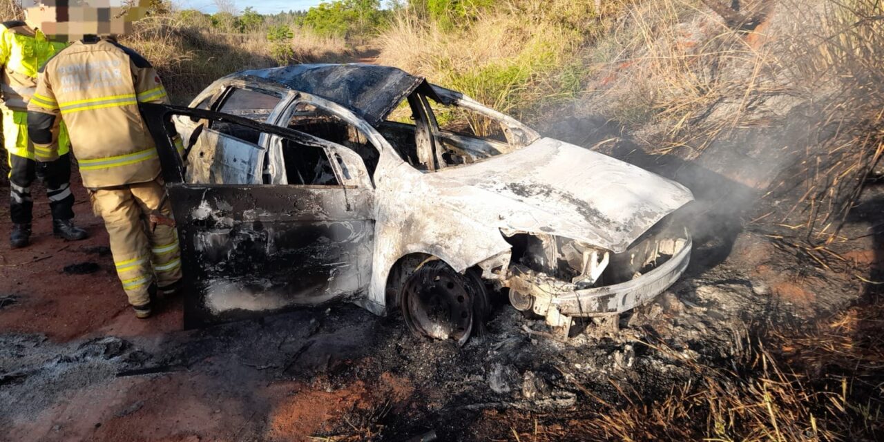 Veículo capota e pega fogo às margens da MG-170, em Lagoa da Prata