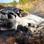 Veículo capota e pega fogo às margens da MG-170, em Lagoa da Prata