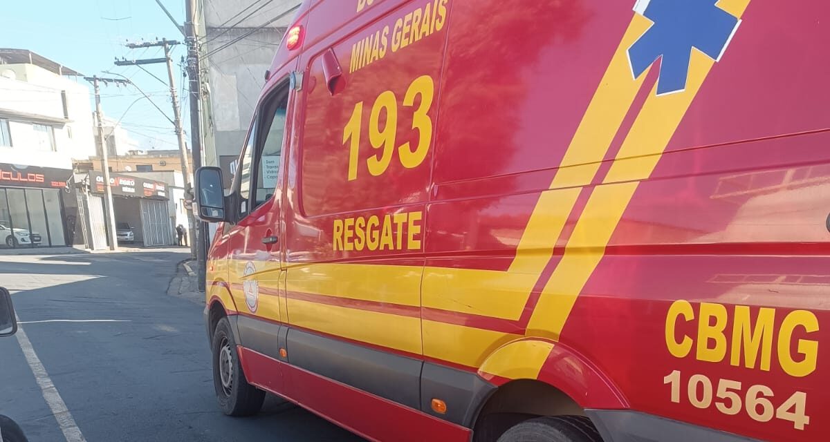 Mulher fica ferida em colisão entre carro e moto em Formiga