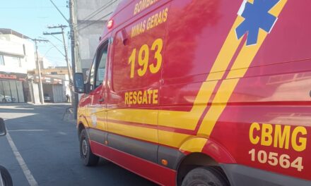 Mulher fica ferida em colisão entre carro e moto em Formiga