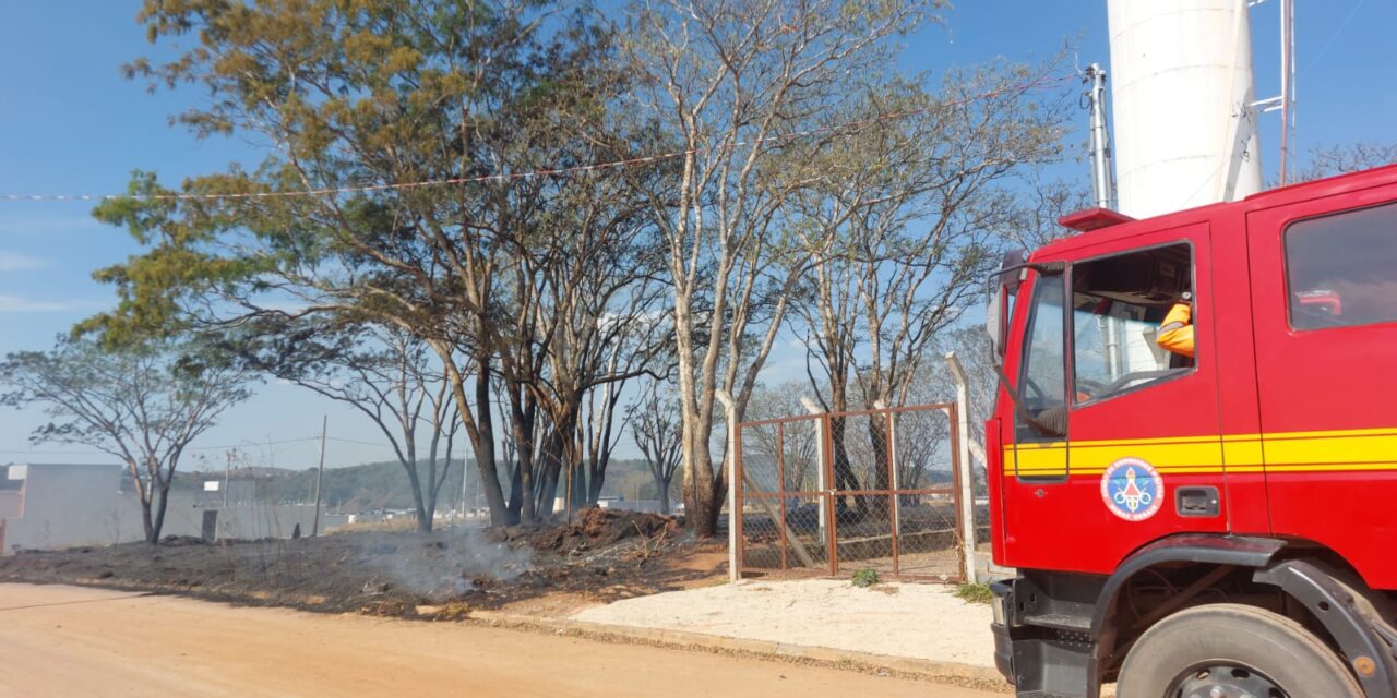 Corpo de Bombeiros combate fogo em terreno no Residencial dos Lagos, em Formiga