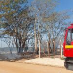 Corpo de Bombeiros combate fogo em terreno no Residencial dos Lagos, em Formiga