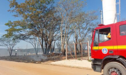 Corpo de Bombeiros combate fogo em terreno no Residencial dos Lagos, em Formiga