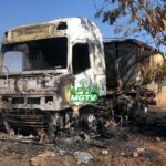Carreta carregada com farelo de soja pega fogo na BR-262 em Pará de Minas